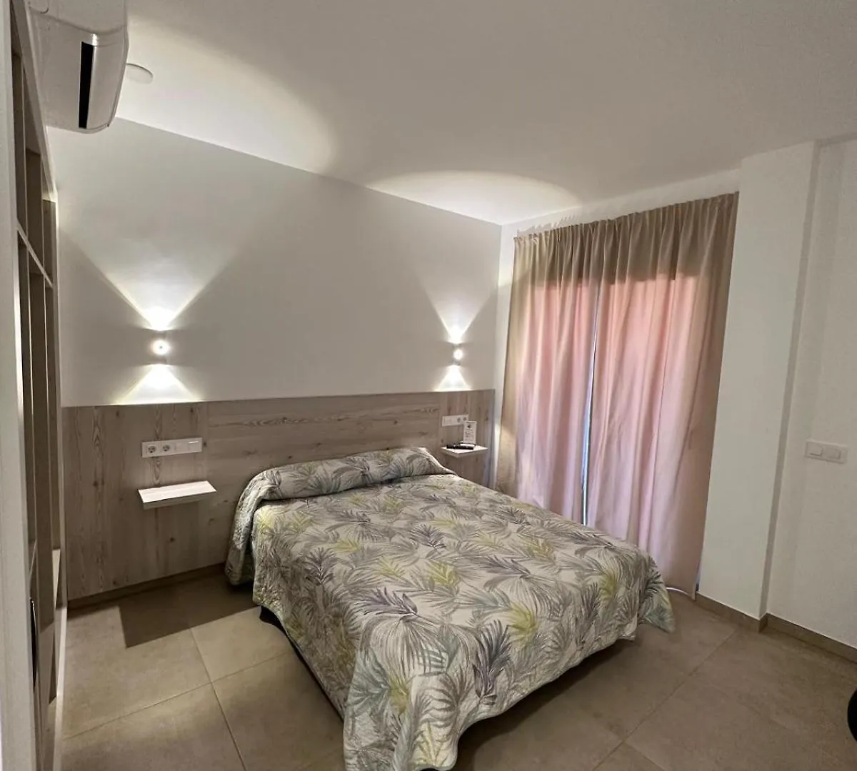 Aparthotel /Apartamentos Turísticos Raquel's Sant Pere Pescador